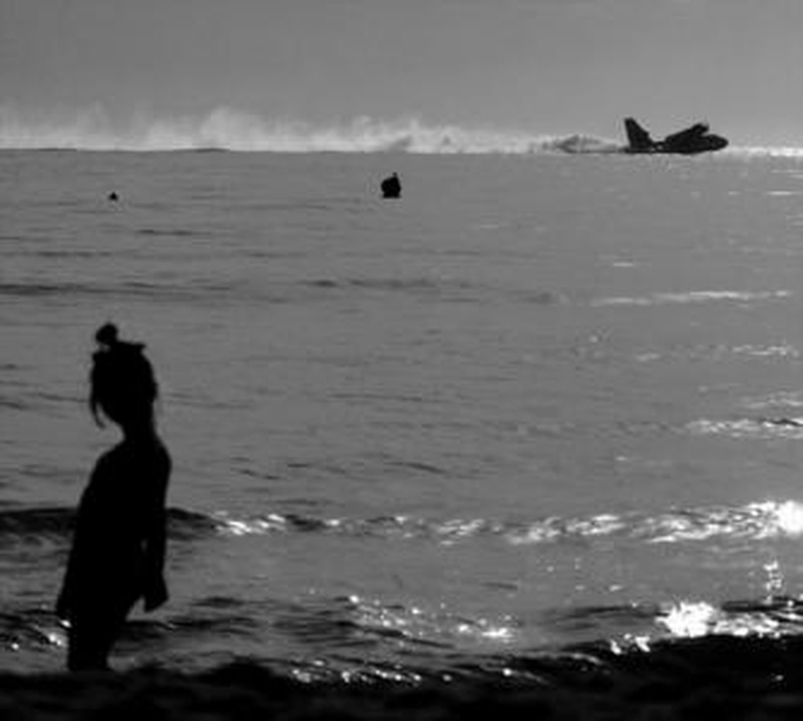 Un hidroavión recoge agua en la playa Getares para sofocar el incendio, ya controlado en la noche de ayer.