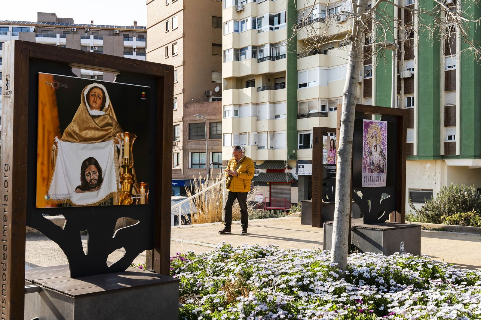 Exposición "La otra mirada" de los Fotógrafos Cofrades de Almería Focoal, en imágenes