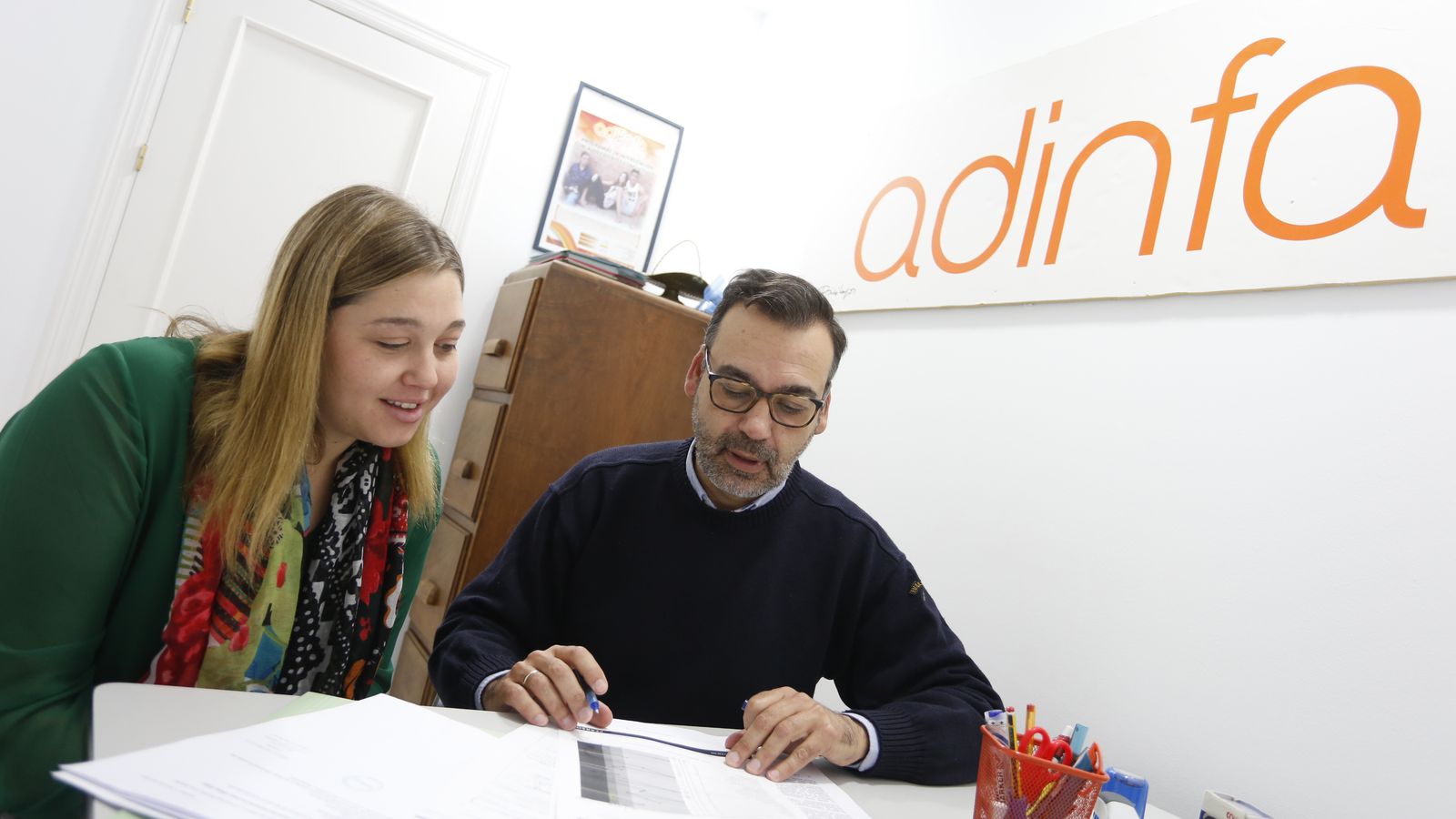 Los psicólogos Ricardo Pardo y Judith Pérez, en la sede de Adinfa, en San Bernardo.
