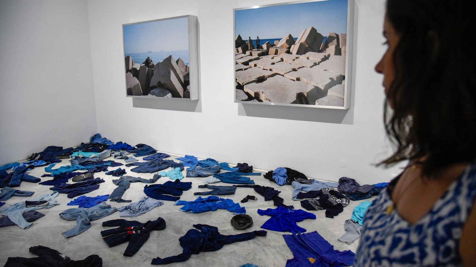 Una visitantes contempla una de las obras.