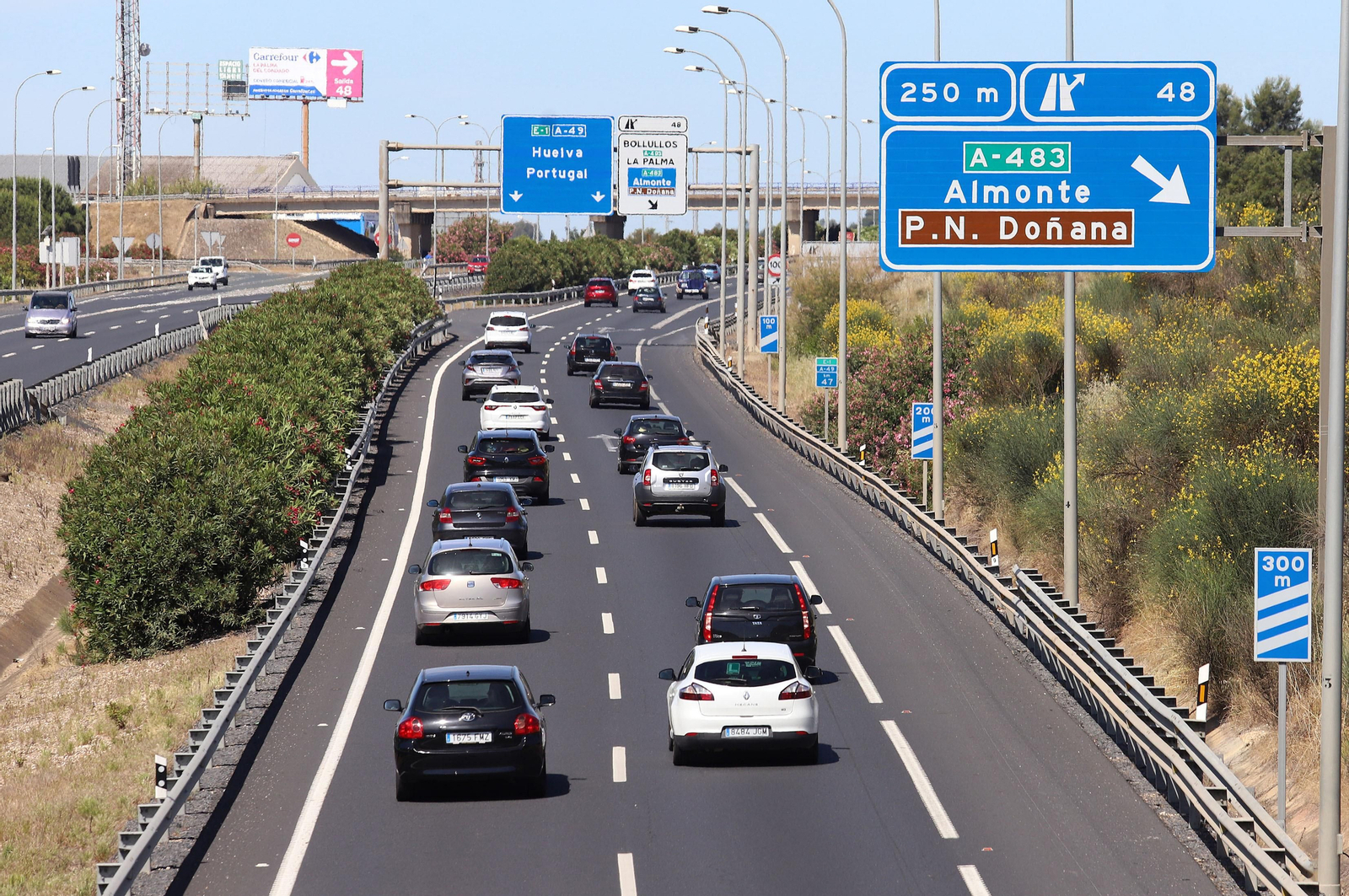 Vehículos circulando por la autovía. Vehículos circulando por la autovía.