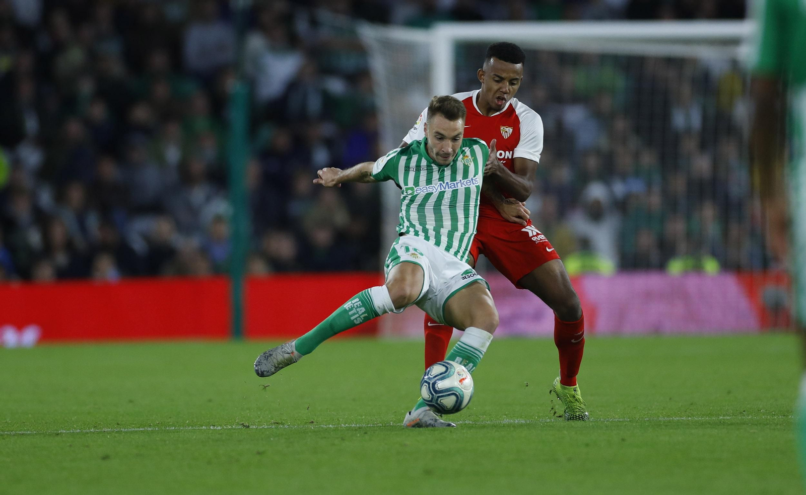 Koundé presiona a Loren en el último Betis-Sevilla.