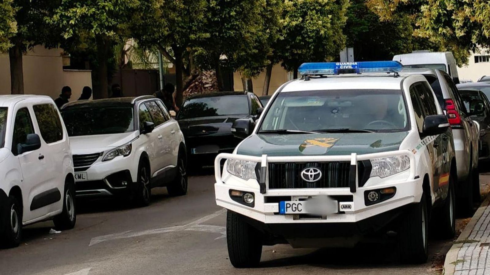 Agentes de Guardia Civil (a la izquierda), durante el registro en el edificio Malvasia 2, de Jerez. Agentes de Guardia Civil (a la izquierda), durante el registro en el edificio Malvasia 2, de Jerez.