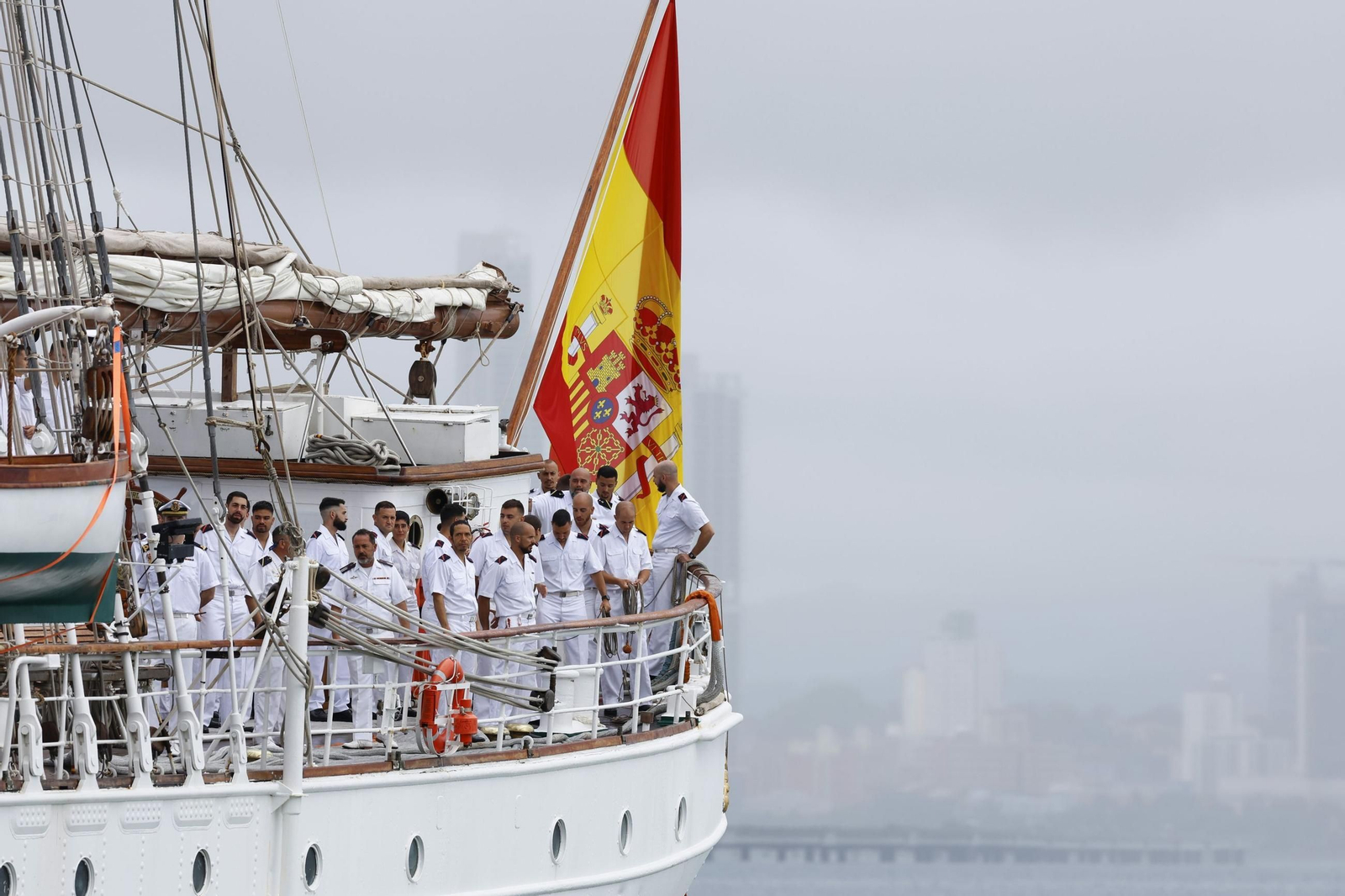 Las imágenes del rencuentro de la reina Letizia y la Princesa Leonor en el atraque del 'Elcano' en Panamá