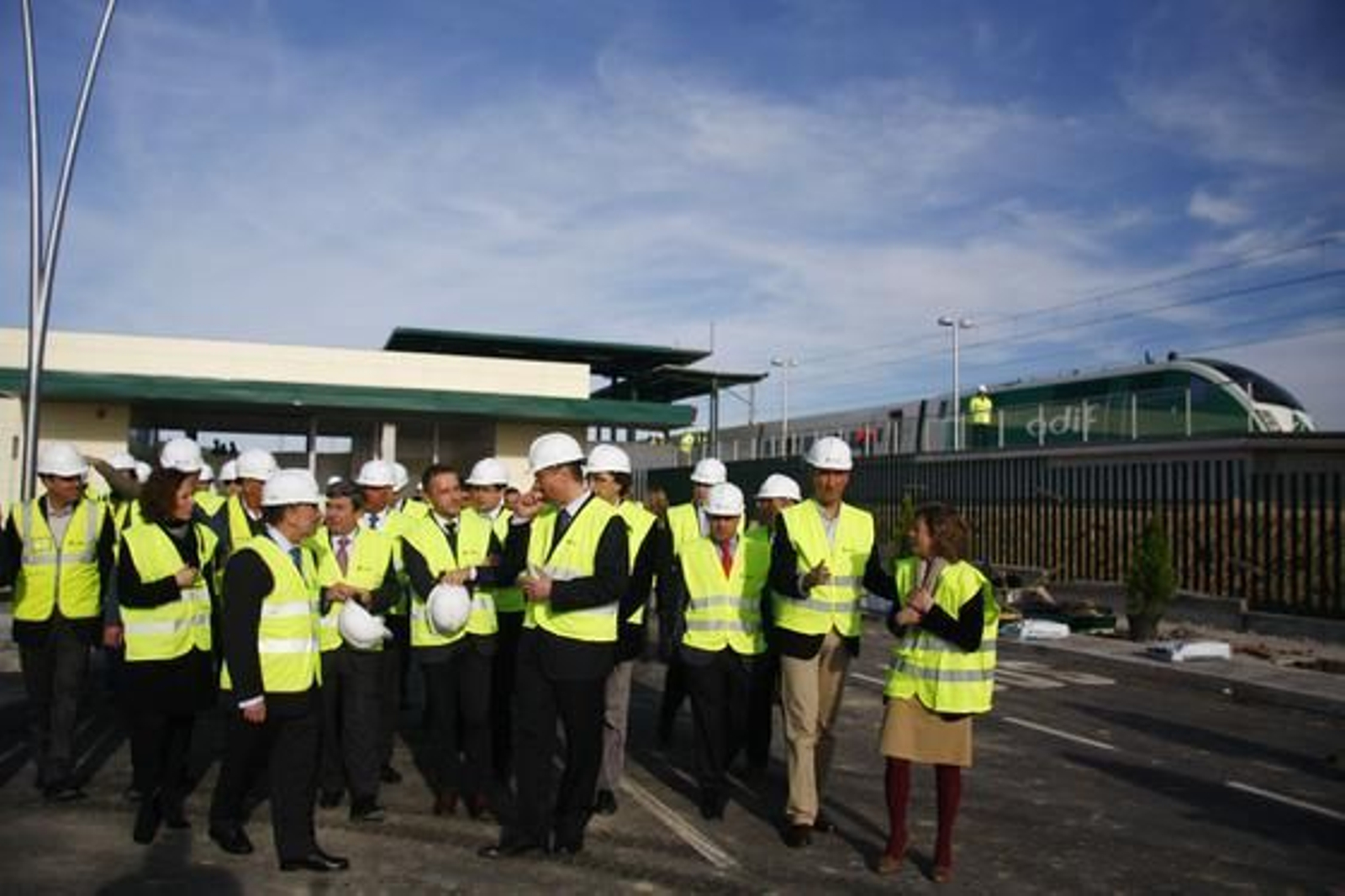 Las autoridades visitan el estado de la estación de cercanías de Camas.

Foto: José Ángel García