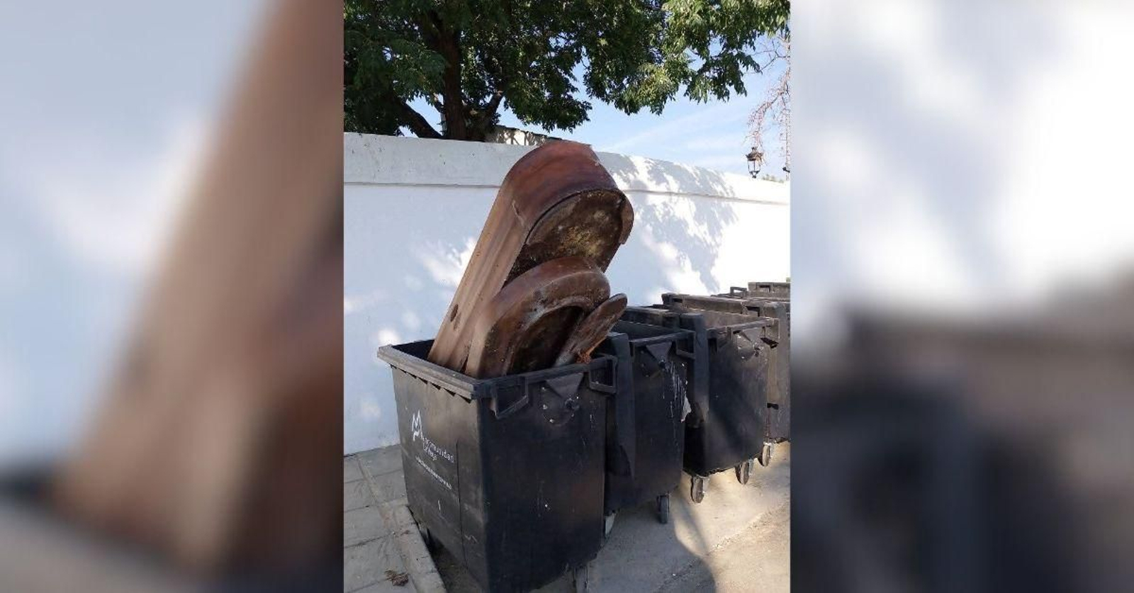 El ataúd depositado en un contenedor de basura de Castilblanco de los Arroyos.
