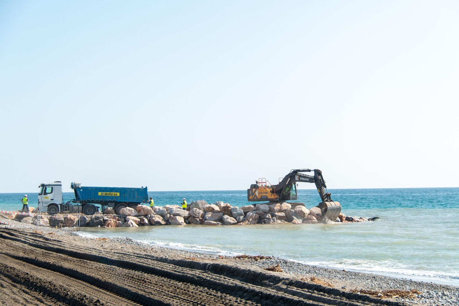El espigón de Playa Granada ya está cerca de cien metros dentro del mar