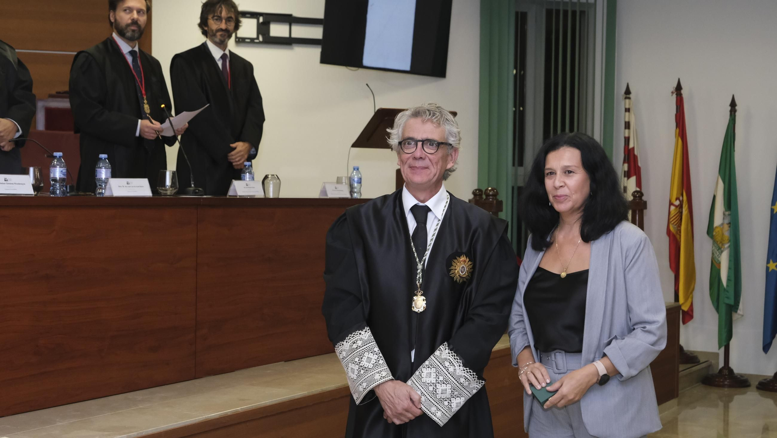 Entrega de insignias de 25 años de colegiado en el Colegio de Abogados de Almería, en imágenes