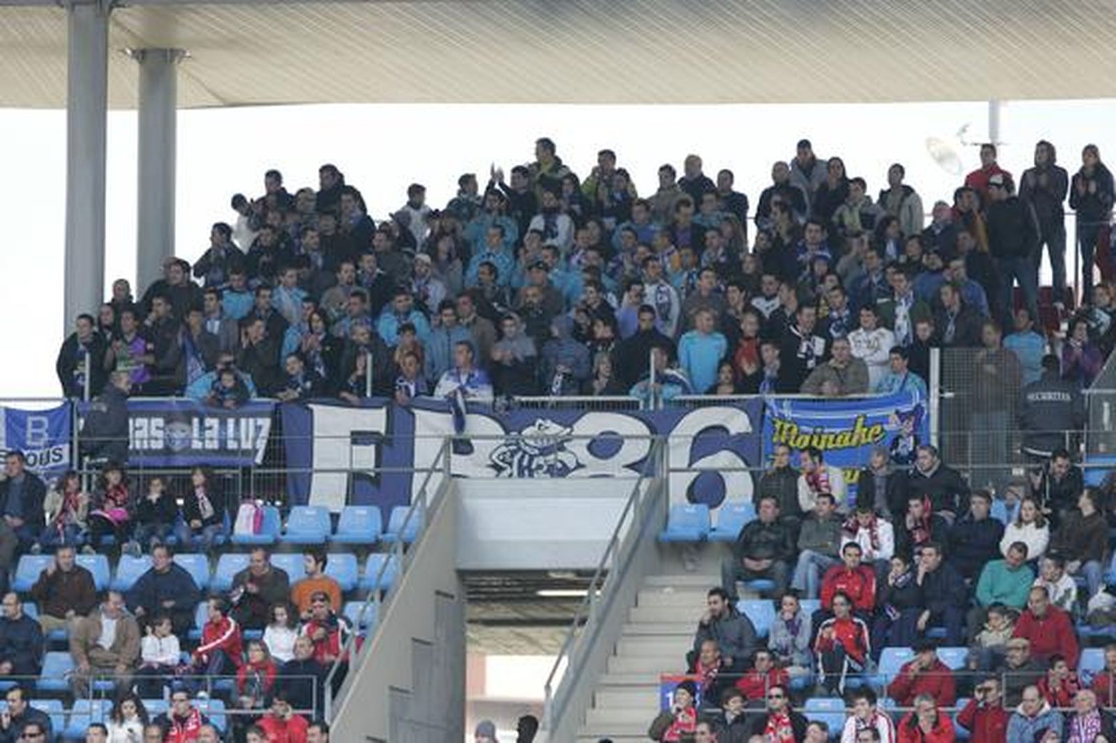 Aficionados del Málaga desplazado al estadio Mediterráneo. / Javier Alonso