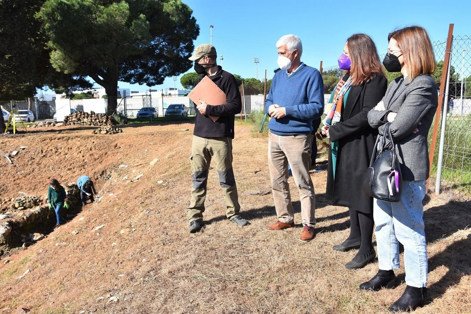 La alcaldesa de Punta  Umbría, Aurora Águedo, con el catedrático de Arqueología, Juan Manuel Campos, durante la visita al yacimiento.