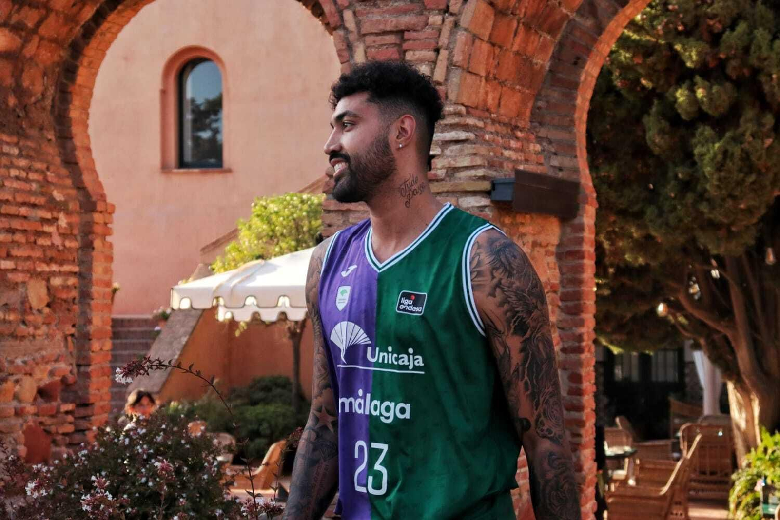 Augusto Lima con la nueva equipación