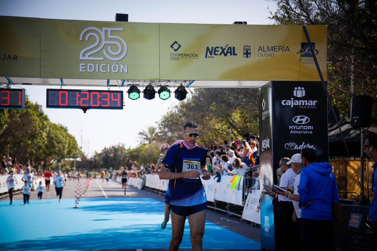 Imágenes de la llegada de la Media maratón Ciudad de Almería