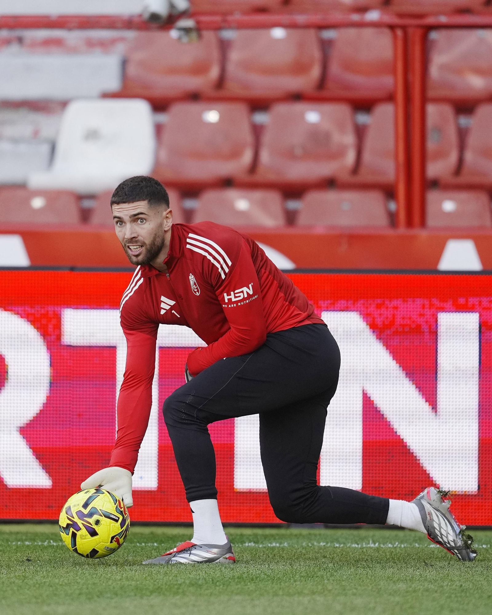 Luca Zidane calentando en El Molinón.