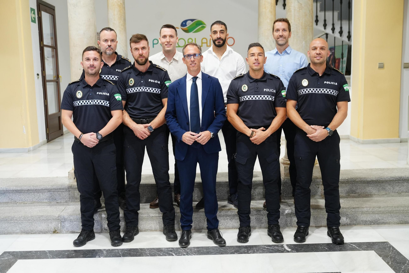 Los nuevos agentes de la Policía Local de Pozoblanco, junto al alcalde, Santiago Cabello.