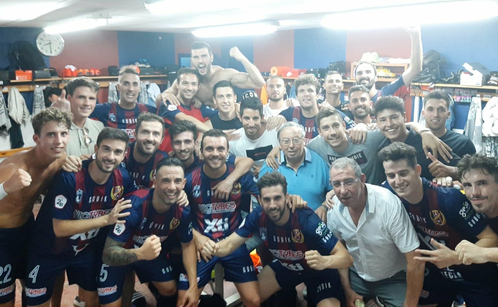 El Yeclano festeja la remontada ante el Cádiz B.