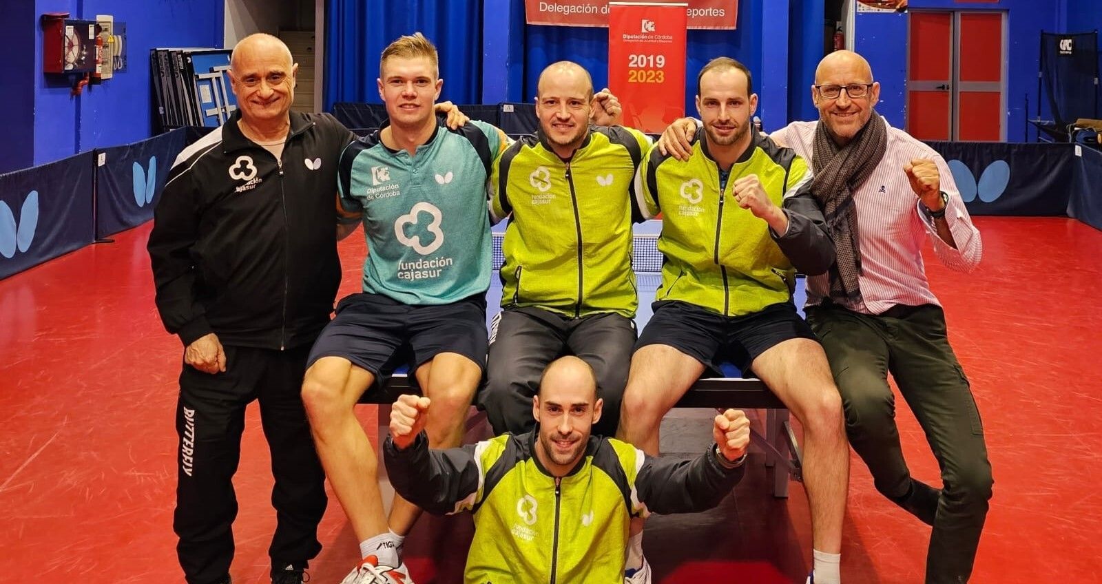 Los integrantes del Cajasur Priego celebran su triunfo ante el Borges.