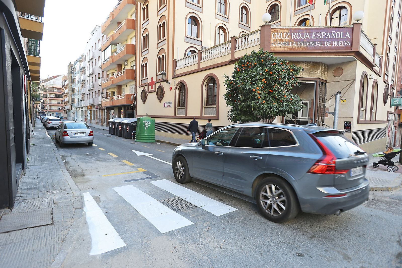 Vehículo circula con la nueva dirección de la calle Aragón.