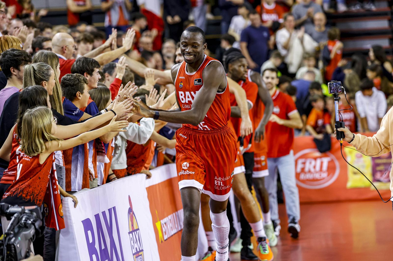 Los jugadores del Manresa celebraron con su afición el triunfo ante Unicaja.
