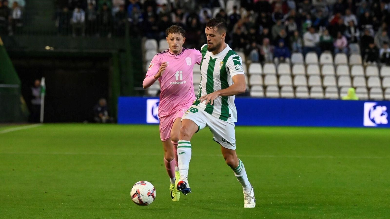 Genaro es perseguido por Simo durante el duelo ante el Eldense.