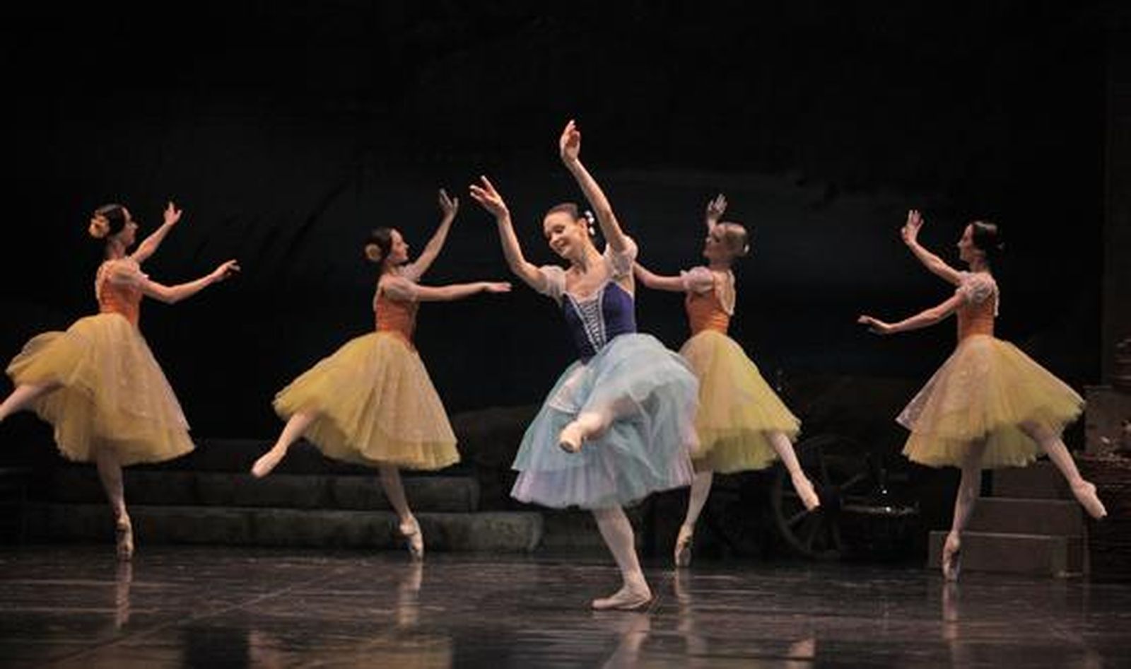Imágenes de 'Giselle' en el Teatro de la Maestranza. / Antonio Pizarro