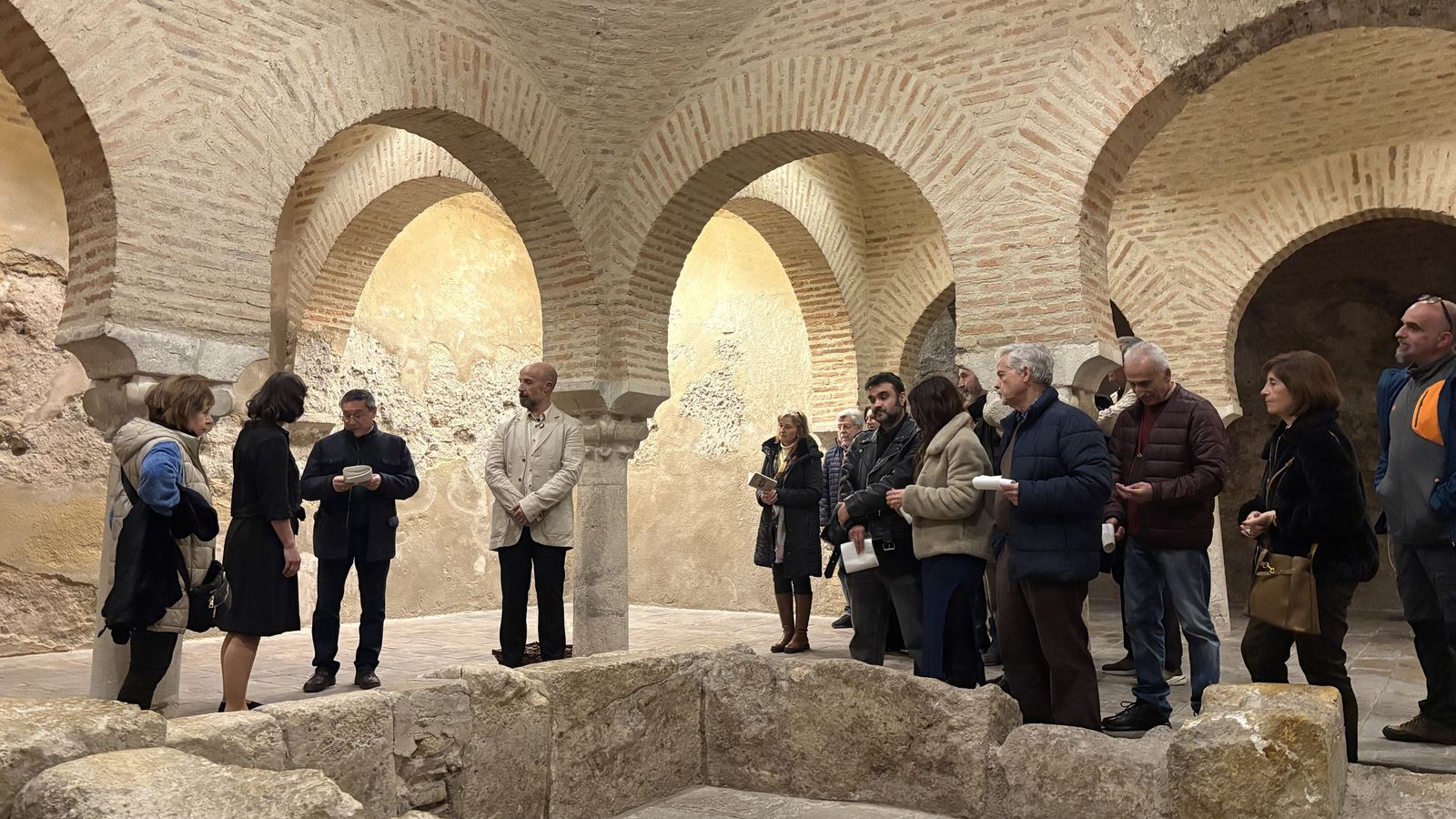 Los participantes comparten sus versos en el espacio de ‘micro abierto’.