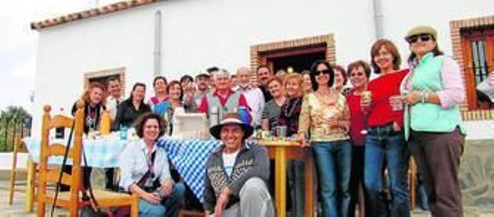 Los acuarelistas durante una de sus comidas de hermandad en Fiñana.