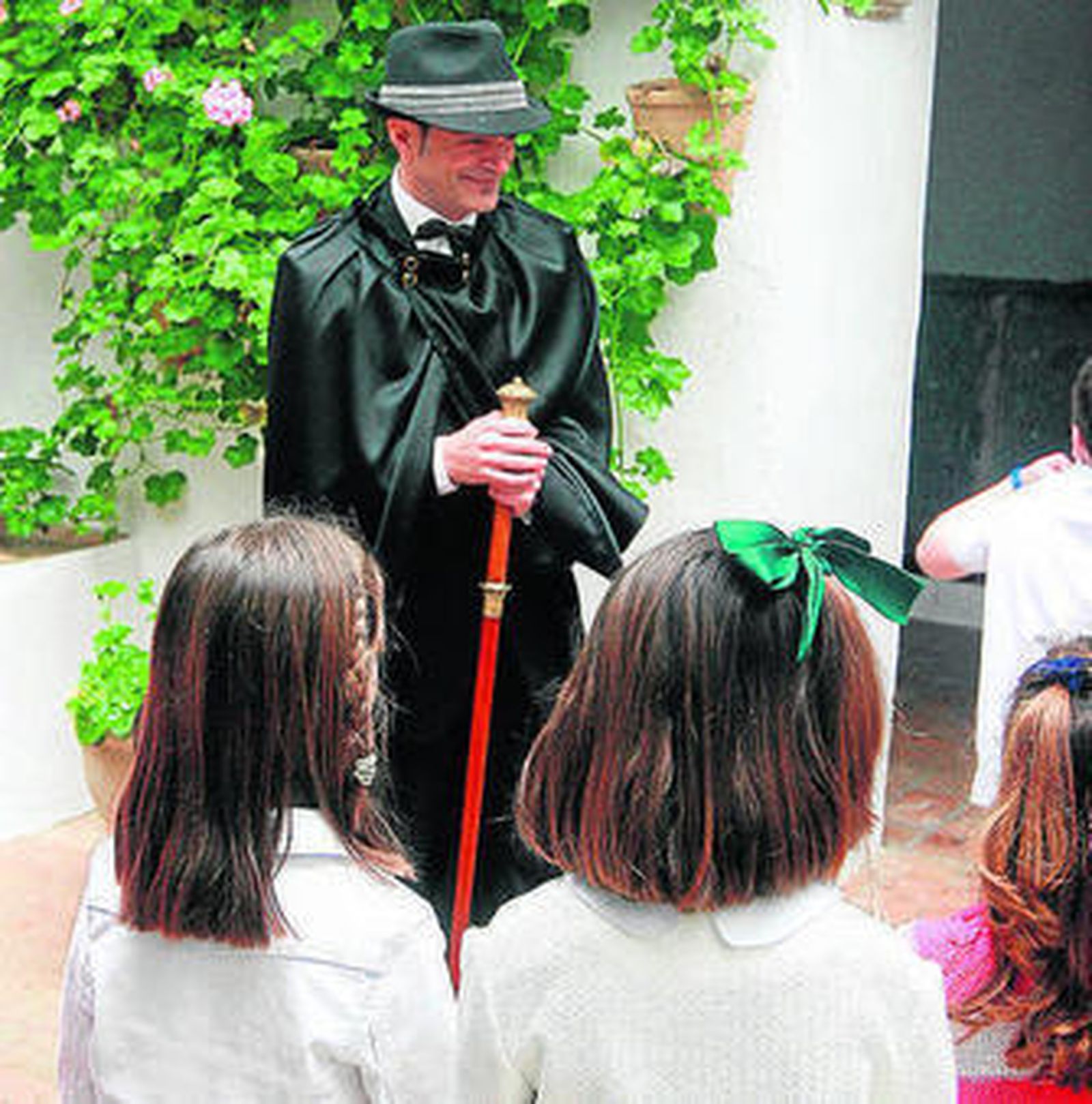 Un momento de la visita teatralizada, ayer en el Palacio de Viana.