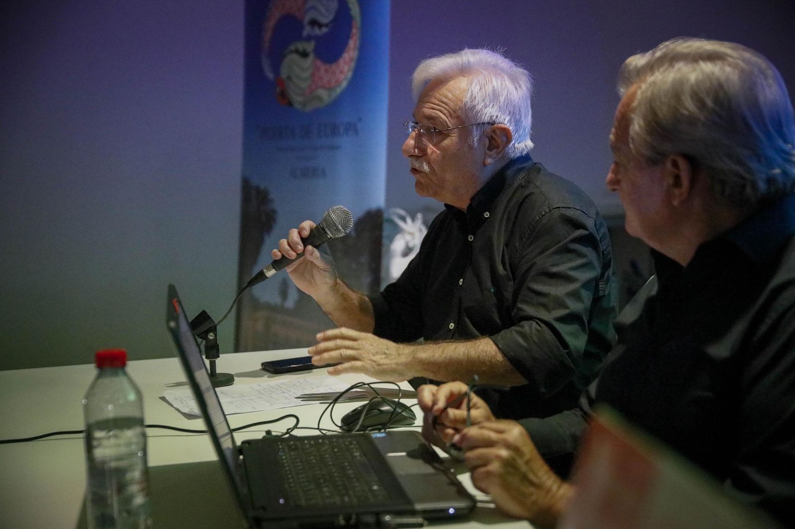 Las imágenes de la conferencia dentro de la "Semana Cultural Puerta Europa" de Ginés Valera en Almería