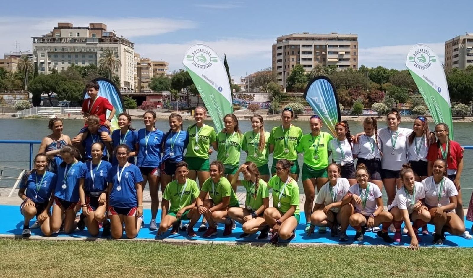 Integrantes de varios equipos femeninos, durante una entrega de trofeos