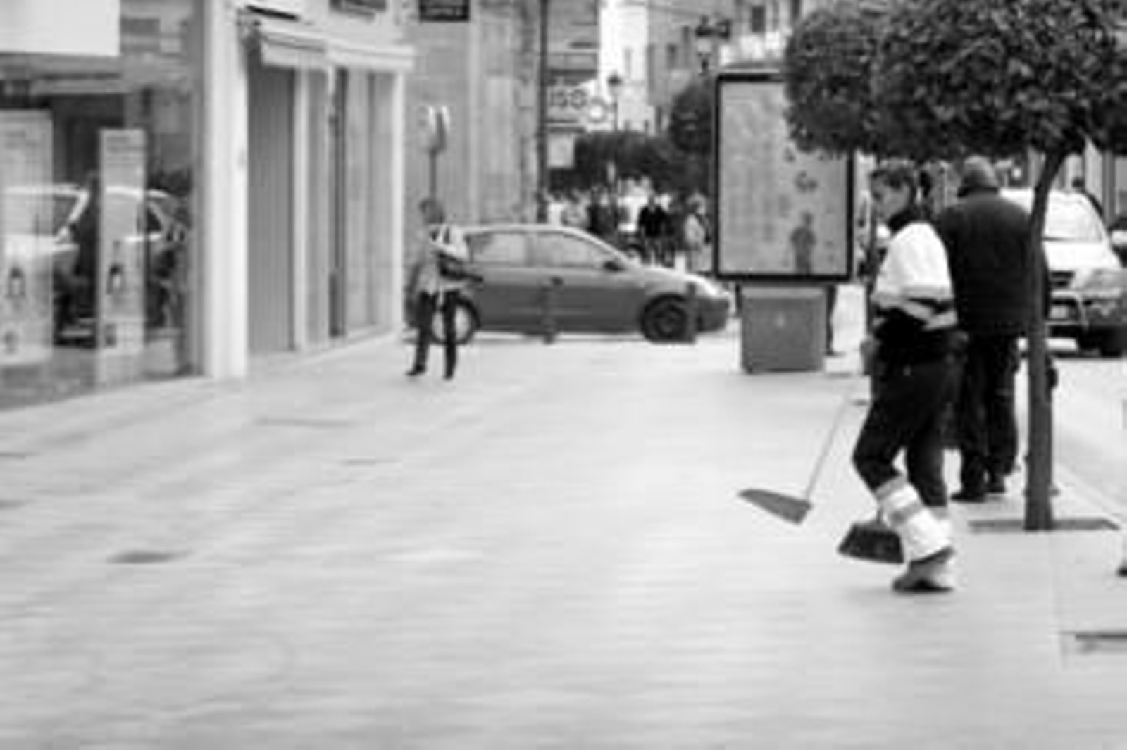 Una trabajadora de Algesa desempeña su labor en el centro de la ciudad.