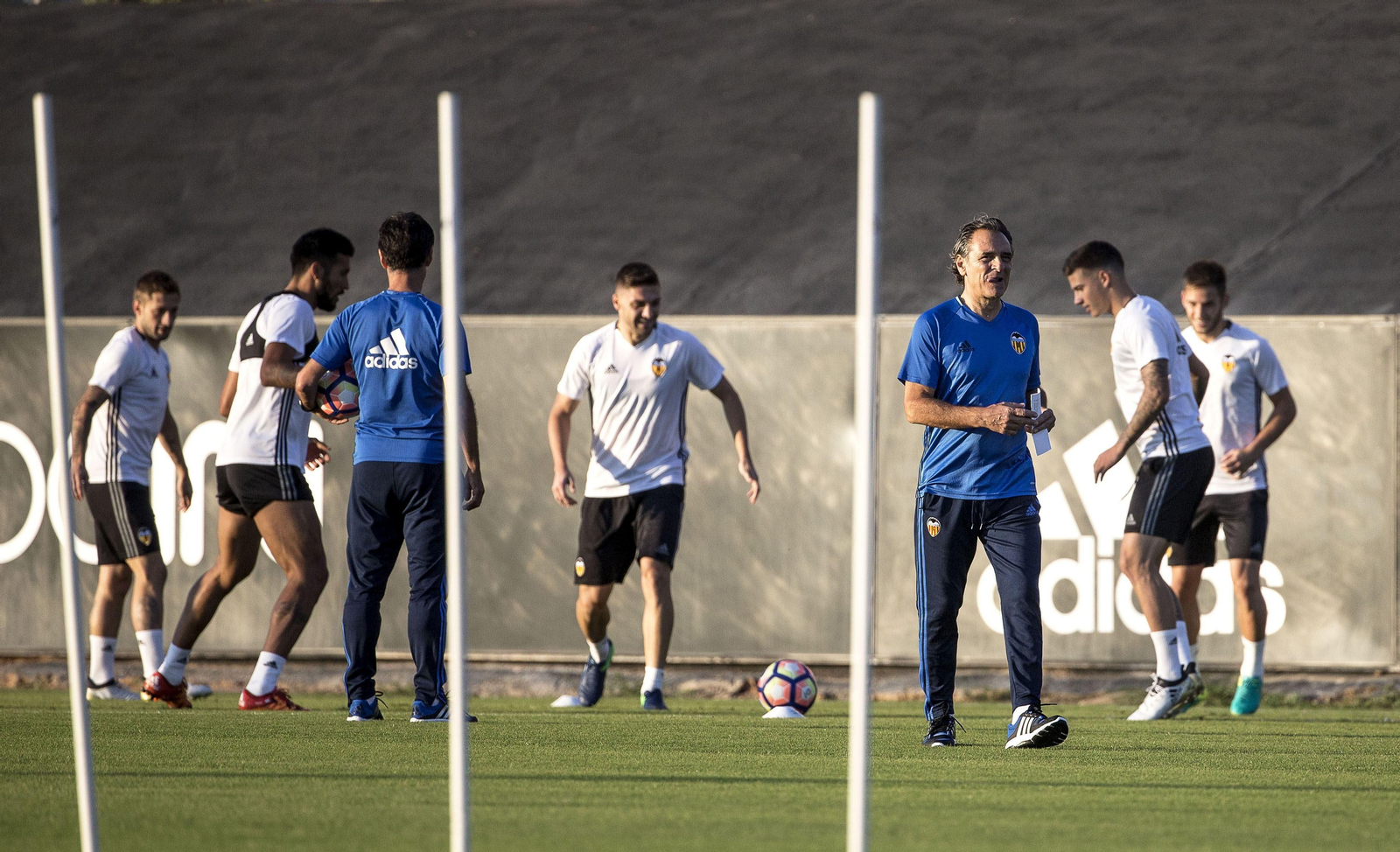 El italiano Cesare Prandelli (tercero por la derecha), en su primer entrenamiento con el Valencia el pasado 3 de octubre.