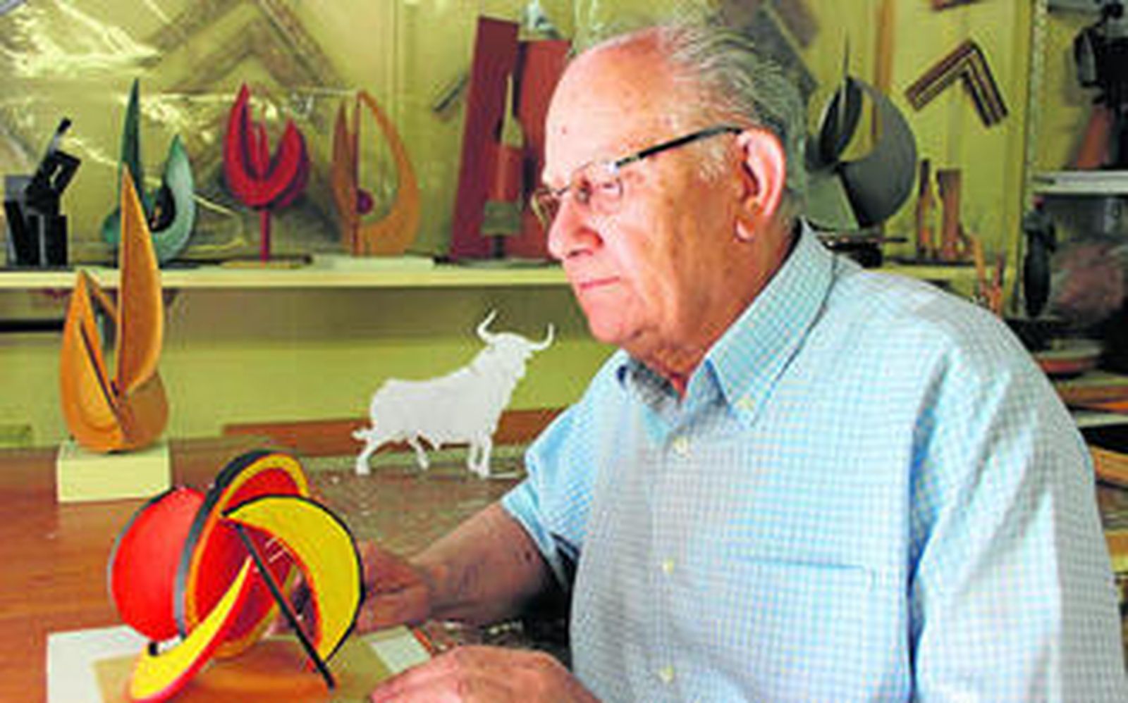 José Leal ultima en su taller el boceto de una escultura homenaje al sol y sus eclipses. En segundo plano destaca la silueta del toro de Roquetas de Mar.