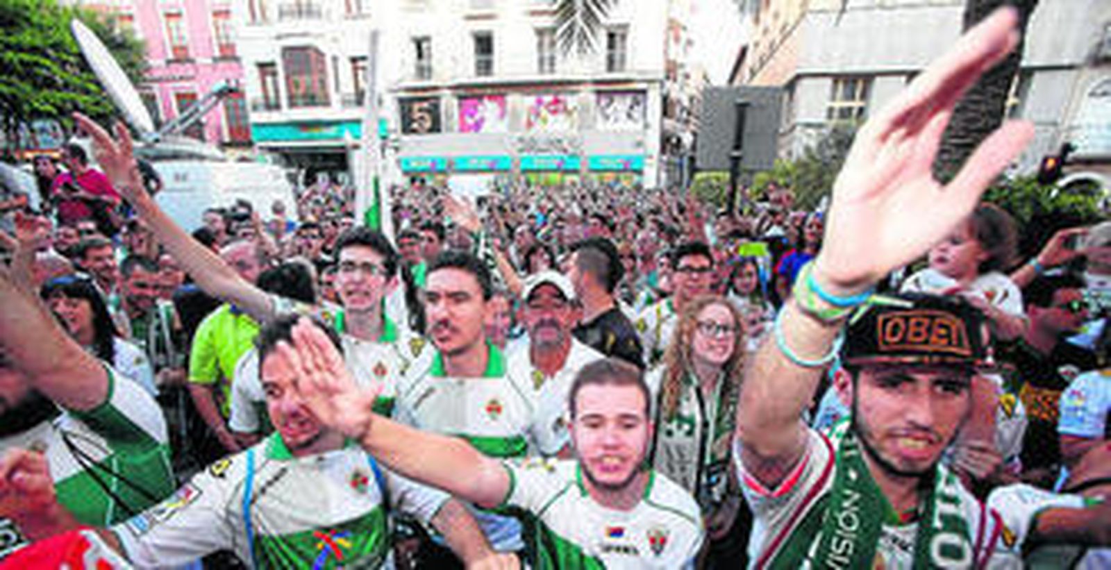 Miles de aficionados salieron a las calles para apoyar al Elche en una situación difícil.