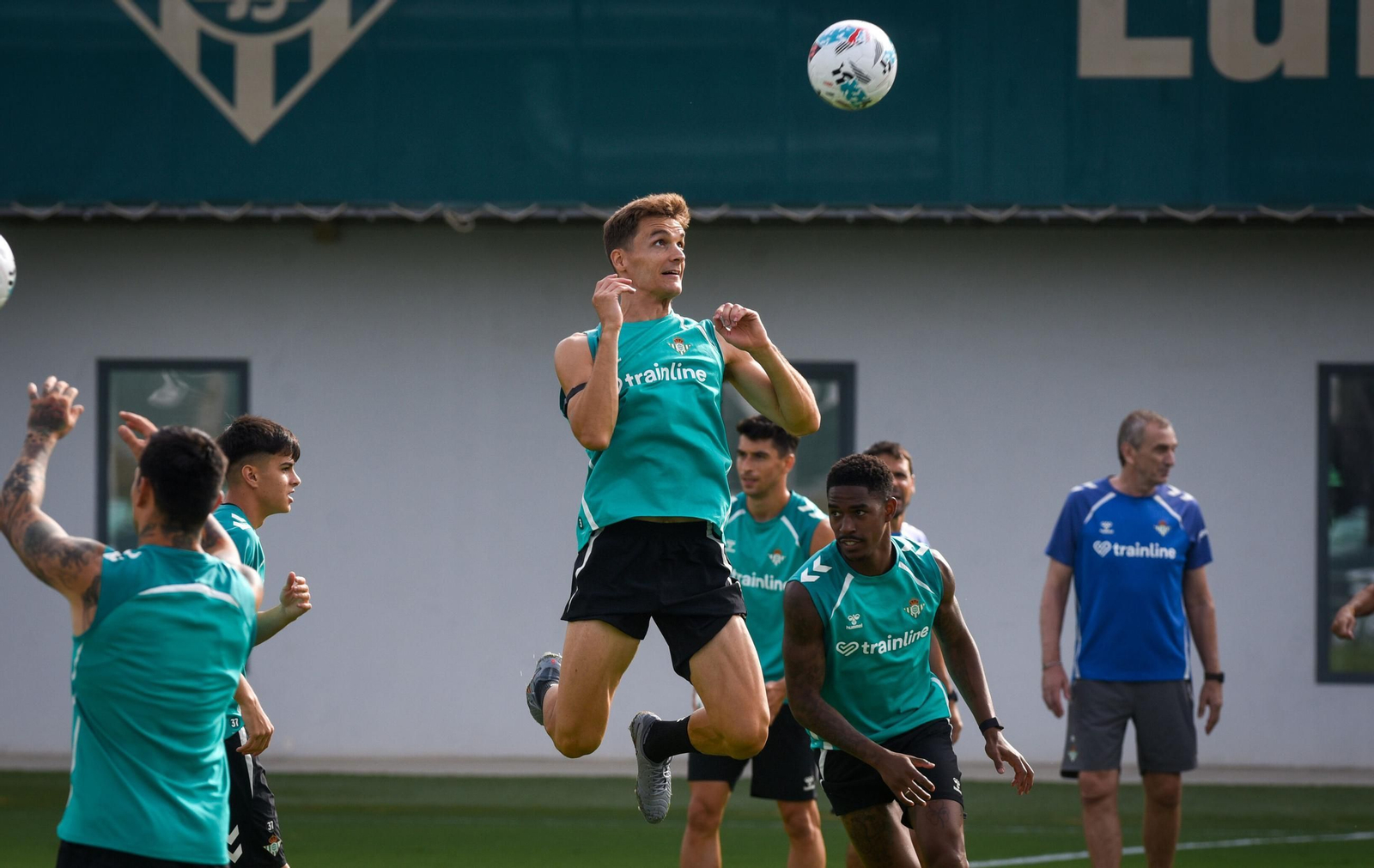 Diego Llorente se dispone a rematar de cabeza en un entrenamiento reciente en la ciudad deportiva.