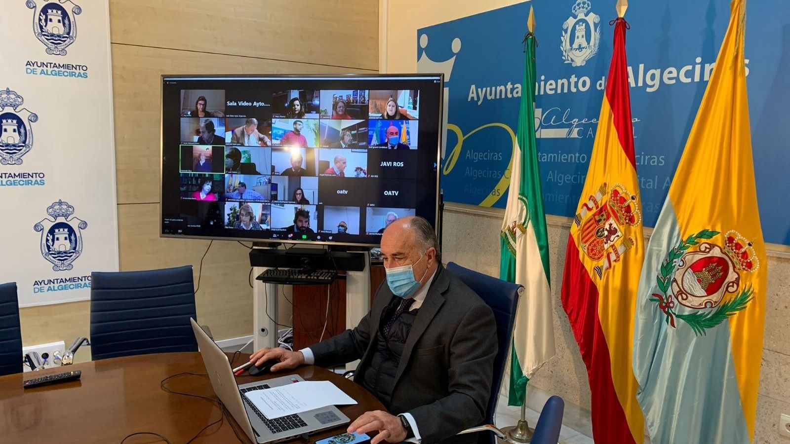 El alcalde, José Ignacio Landaluce, con los concejales en la pantalla posterior, durante el Pleno telemático