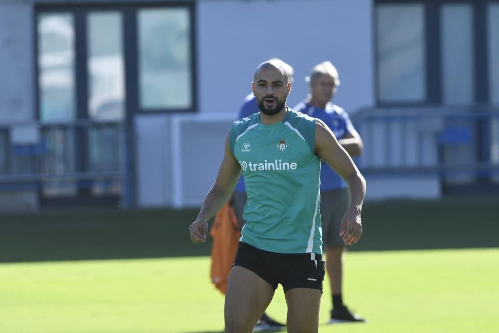 Amrabat sonríe durante un entrenamiento con el conjunto verdiblanco en la Ciudad Deportiva Luis del Sol.