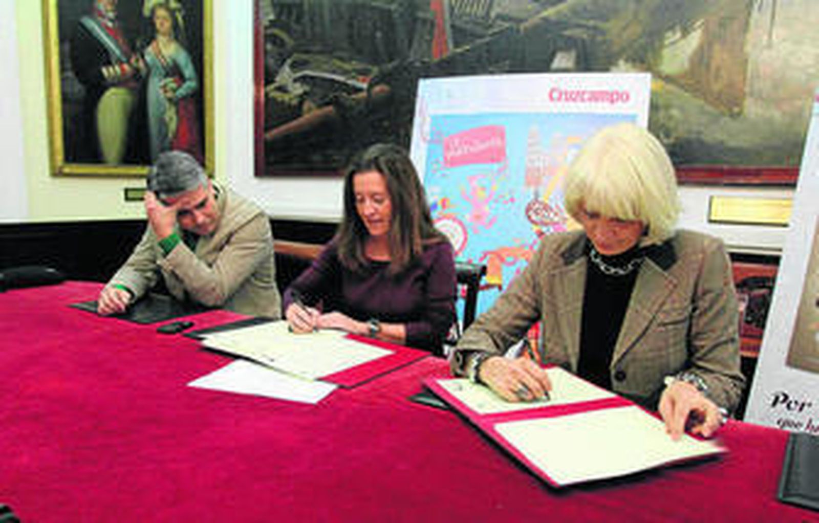 Momento de la firma del convenio entre Teófila Martínez y Ada Bernal, en presencia de Vicente Sánchez.