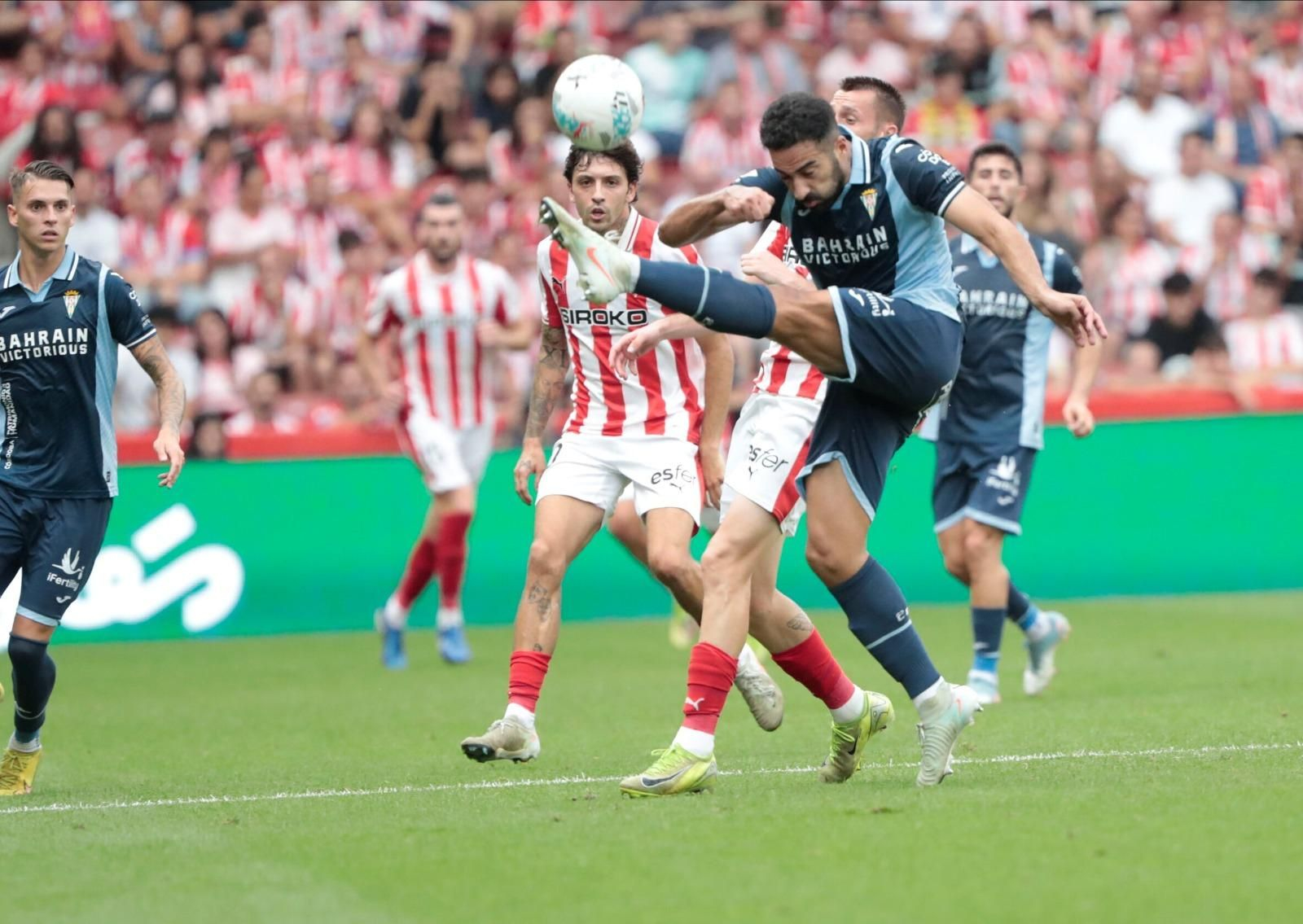 Rubén Alves despeja un balón ante Gelabert y Dubasin, en una acción del Sporting - Córdoba CF