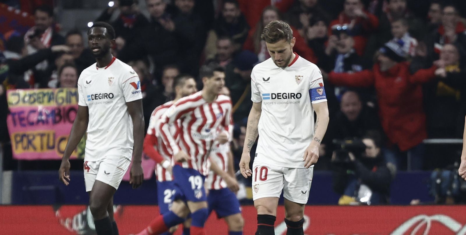 Nianzou y Rakitic, resignados tras uno de los goles del Atlético.