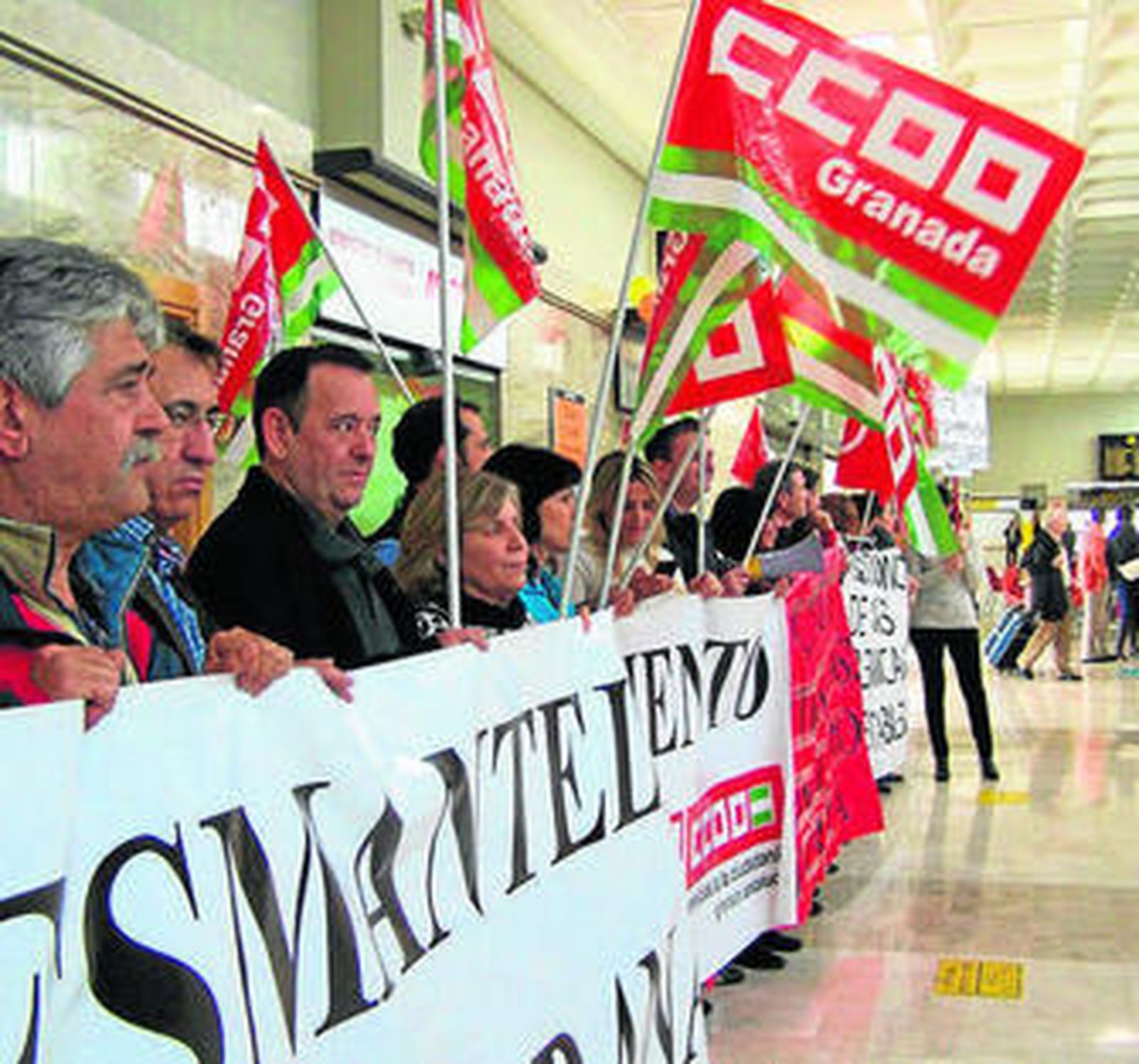 Los trabajadores de Iberia, ayer, en la terminal granadina.