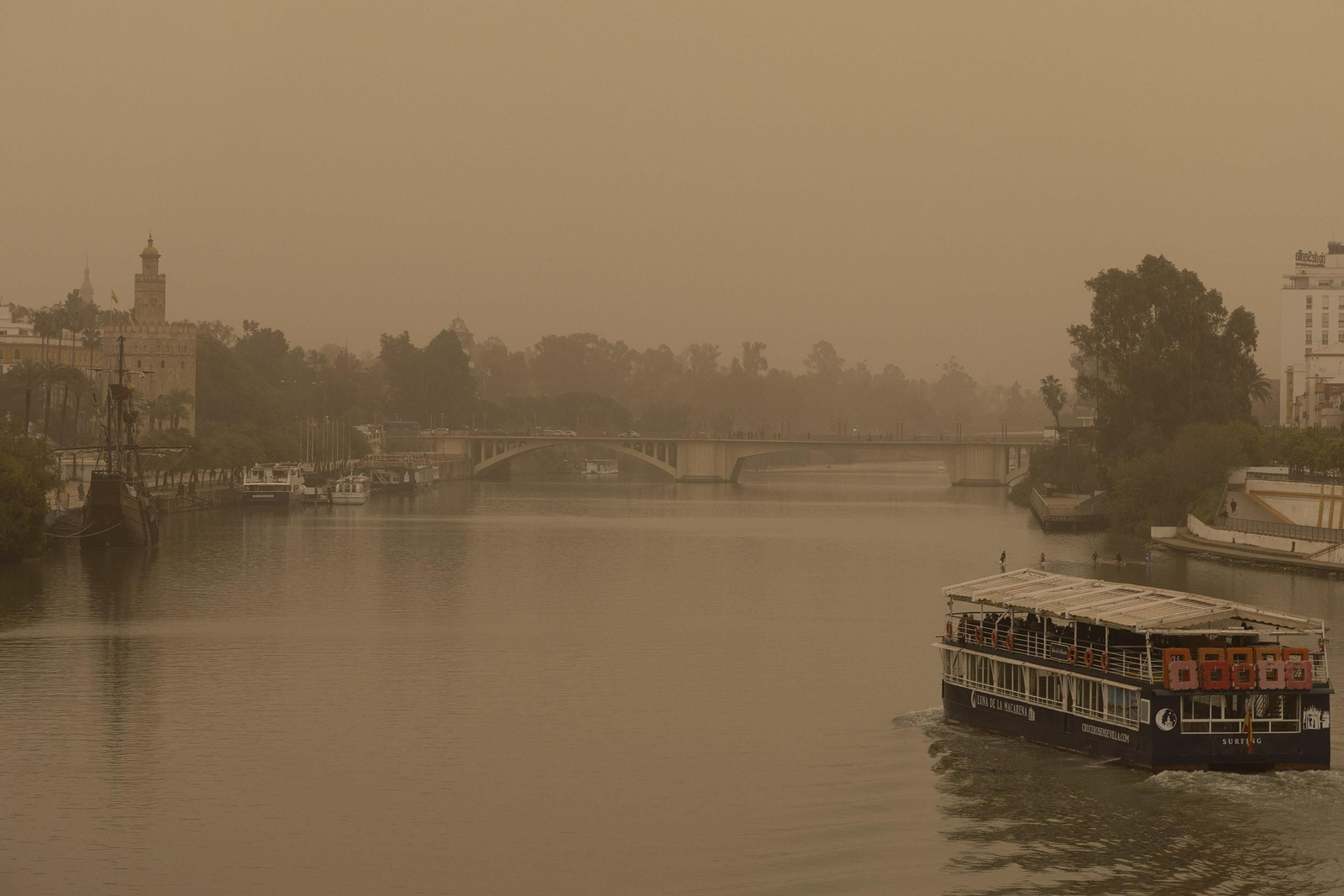 Las imágenes de Sevilla cubierta de calima y polvo en suspensión