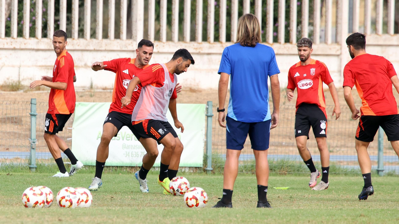 Checa sigue atento un entrenamiento de su equipo en el Anexo Pepe Ravelo. Checa sigue atento un entrenamiento de su equipo en el Anexo Pepe Ravelo.