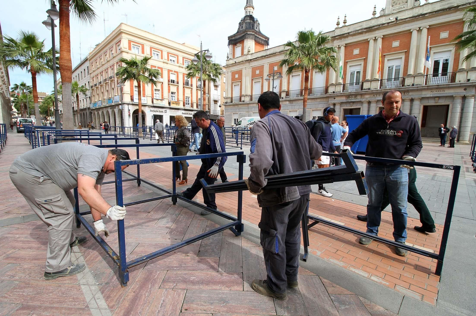 Imágenes del montaje de los palcos para la Semana Santa onubense