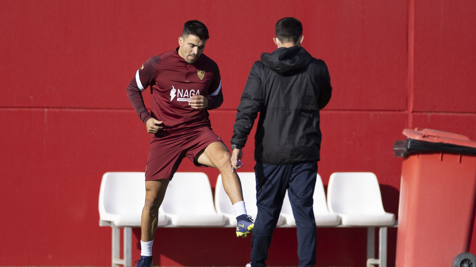 Acuña realiza ejercicios con uno de los preparadores físicos del Sevilla.