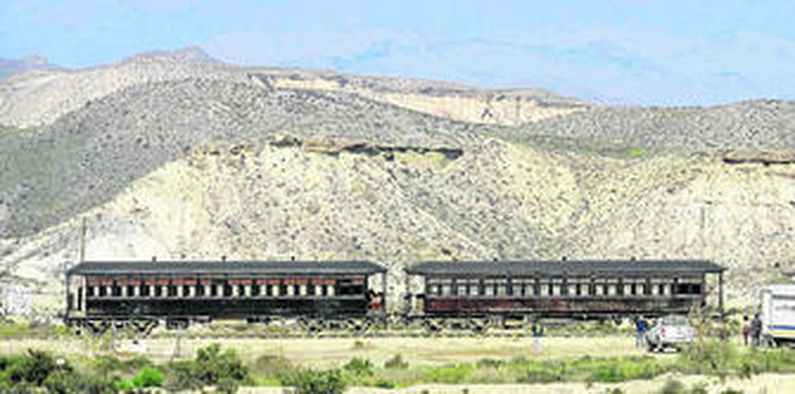 La presencia de los dos vagones impresiona desde la carretera que va hacia Tabernas. Se utilizarán para el rodaje de la serie Penny Dreadful.