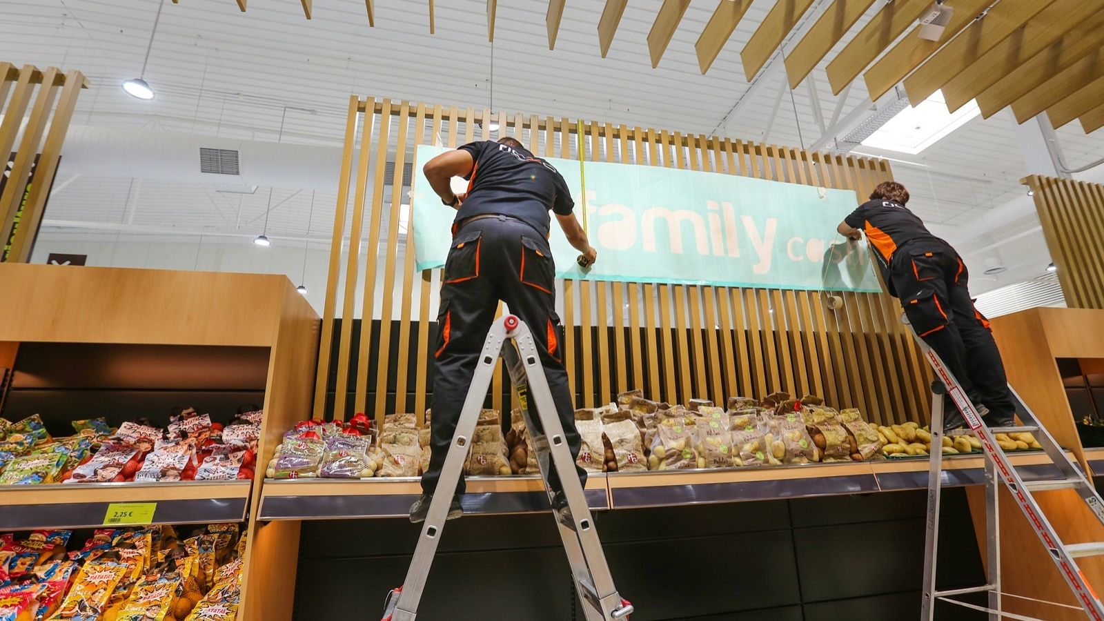Los operarios de la firma valenciana ultimaban hoy los detalles en el interior para la apertura.