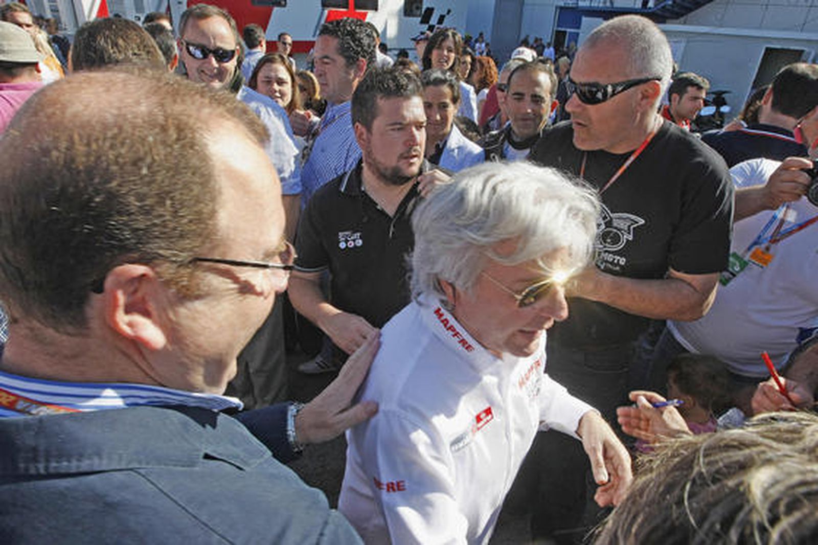 El expiloto Ángel Nieto es agasajado por el público en la zona de ‘paddock’