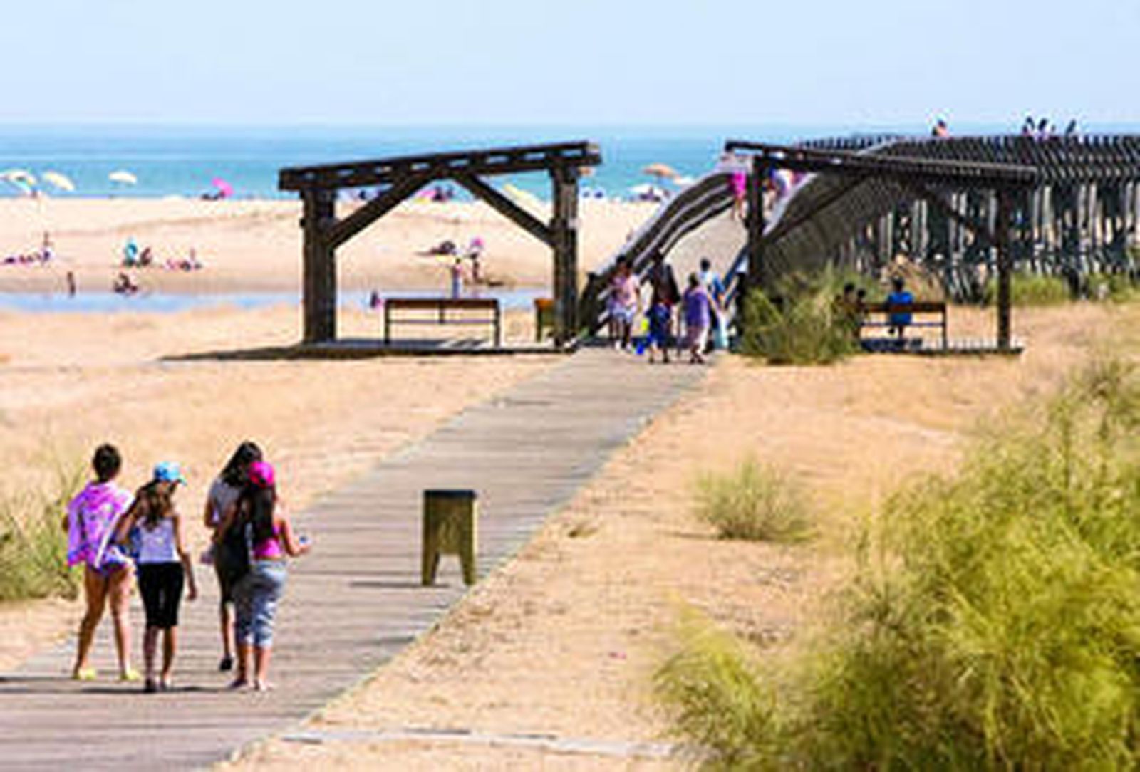 Vista de la playa cercana al recinto ferial, donde presuntamente se cometieron los abusos.