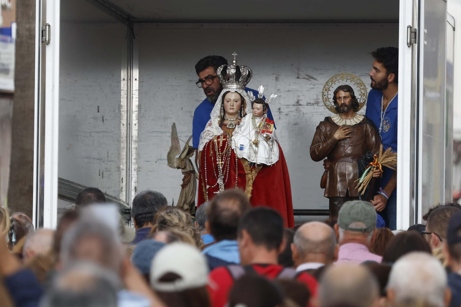 La Virgen de la Luz, patrona de Tarifa, regresa a su santuario entre el fervor y la lluvia