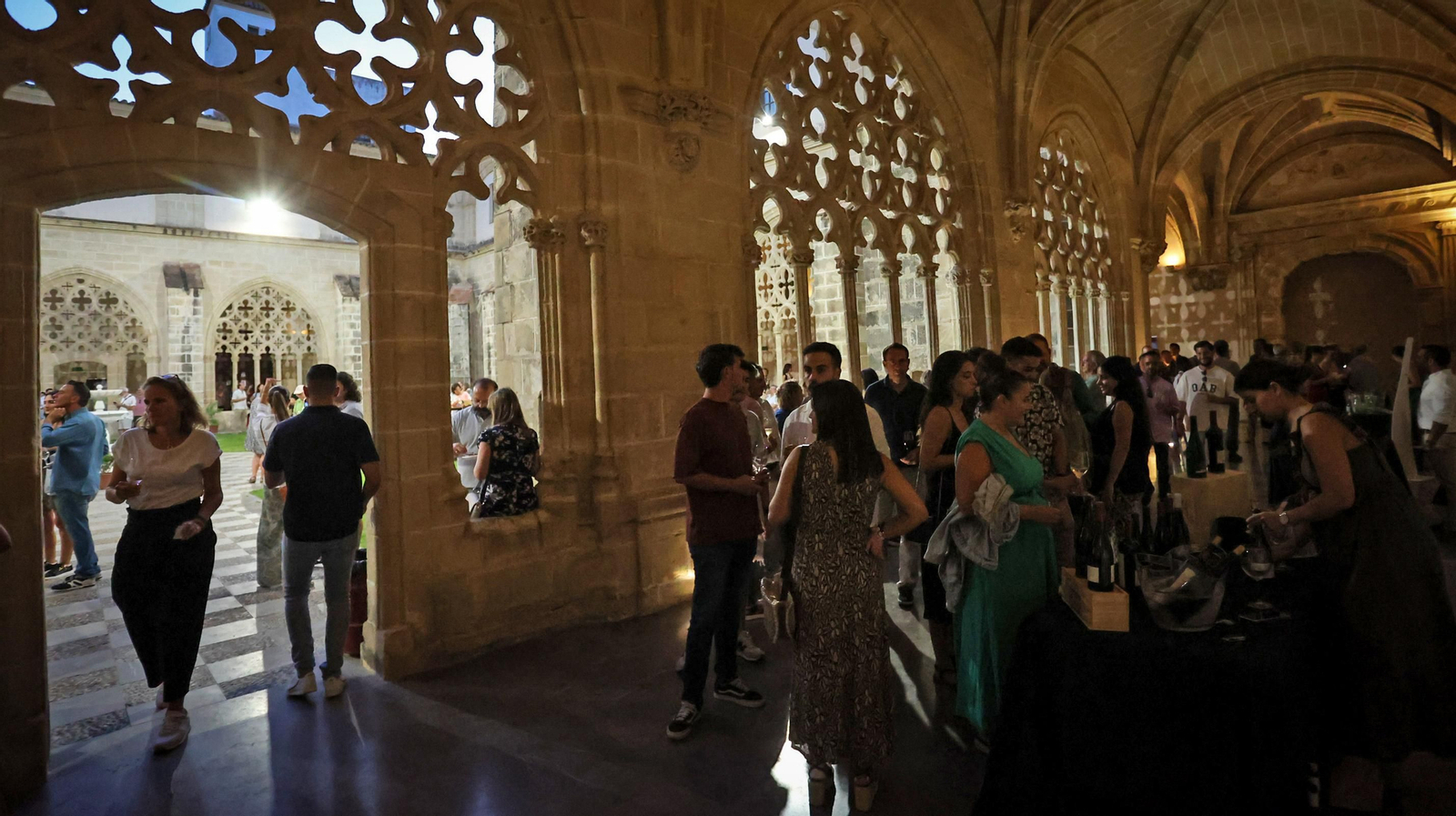 Éxito de 'Entrevinos tintos y blancos' en los Claustros de Jerez